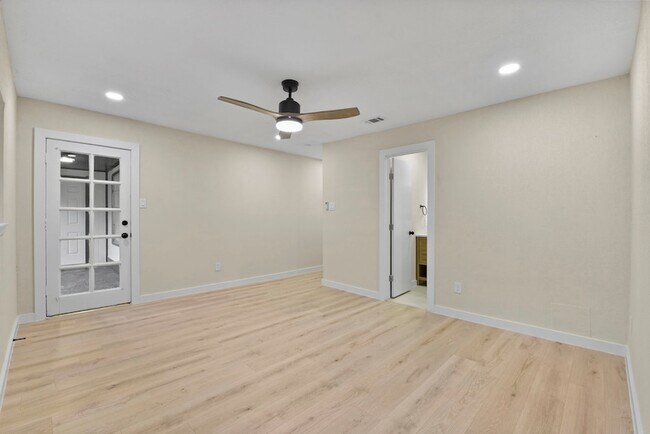 Building Photo - 2322 Aprilmont Dr