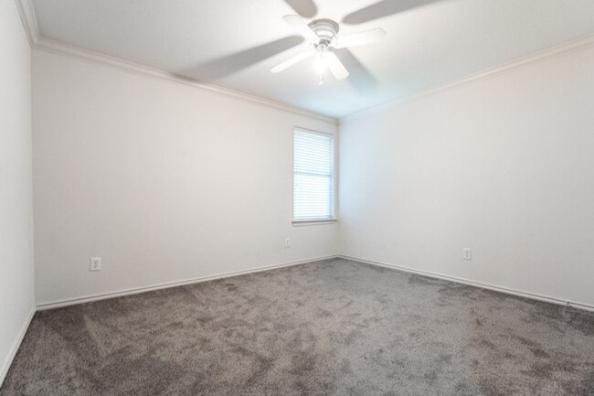 Building Photo - 320 S Mesa Verde Way