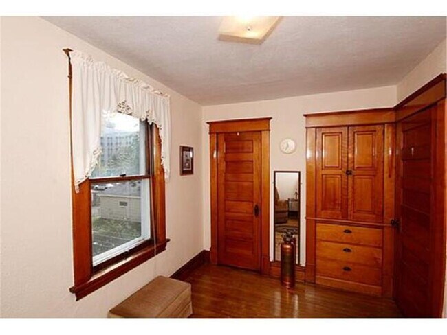 Building Photo - 4 Bedroom 1 Bath Adorable Home in St. Paul