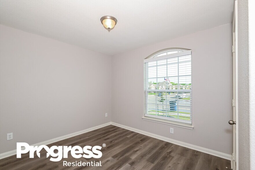 Building Photo - 1327 Chapman Dr