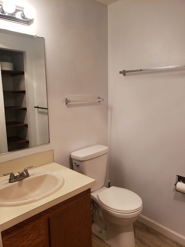 Building Photo - Charming Milwaukie House with Beautiful Ba...