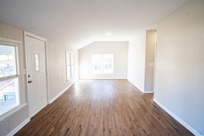 Building Photo - 1138 Valley Dr SW