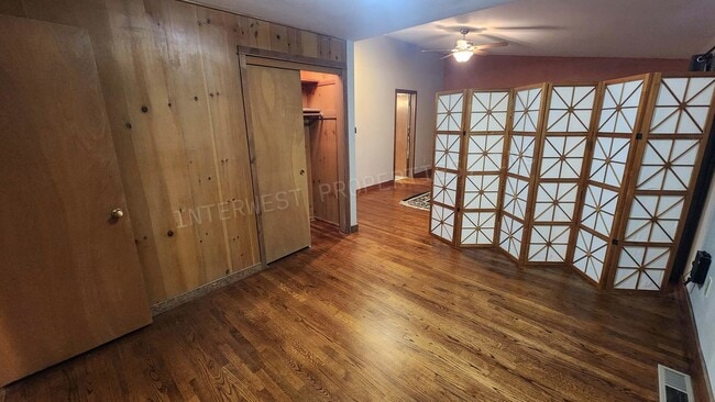 Building Photo - 3 bd 2.5ba Ranch Style Home with Fenced Yard, W/D in Unit, Fireplaces & 2 Car Garage!