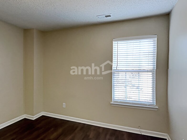 Building Photo - 212 Leafmore Ct