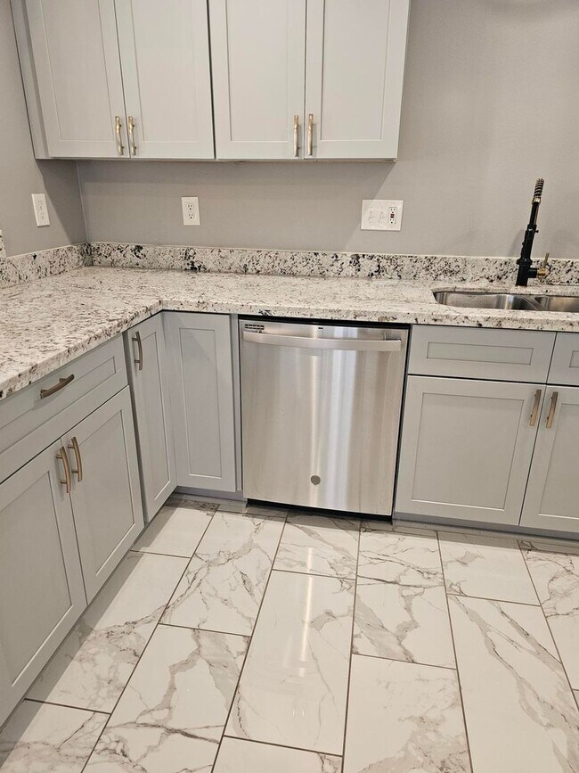 Building Photo - 4 Bedroom, 2 Bath Newly Renovated House for Lease