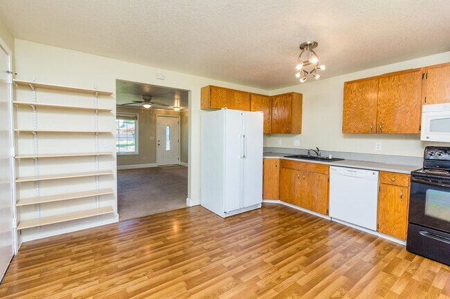 Building Photo - 3 bedroom 2 Bath Single Level on Large Lot