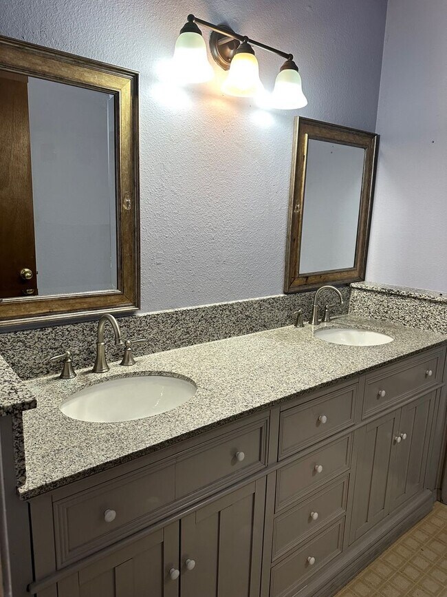 Building Photo - 2 Bedroom 1.5 Bath Townhome