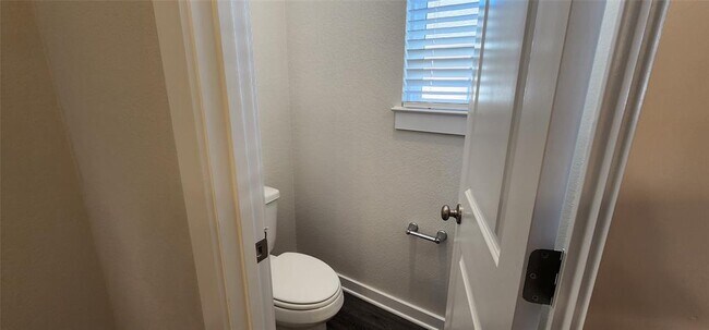 Building Photo - 2208 Delano Dr