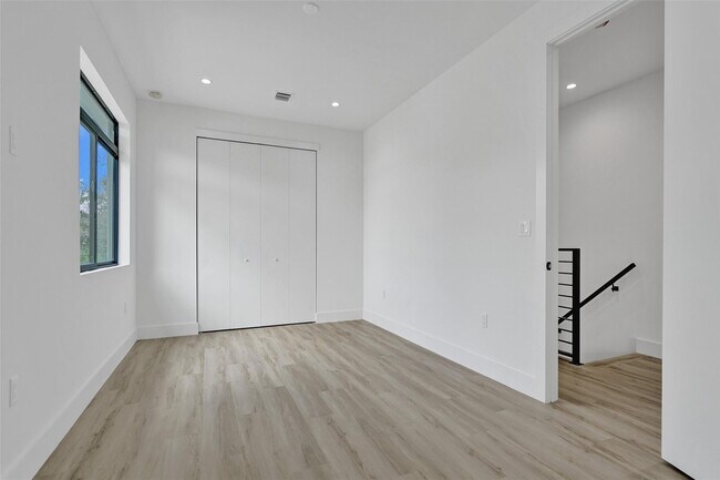 Building Photo - 606 SW 7th Ave