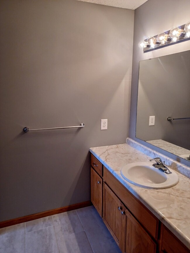 Building Photo - 2 Bedroom 2 Bath End Unit Townhouse - Shakopee