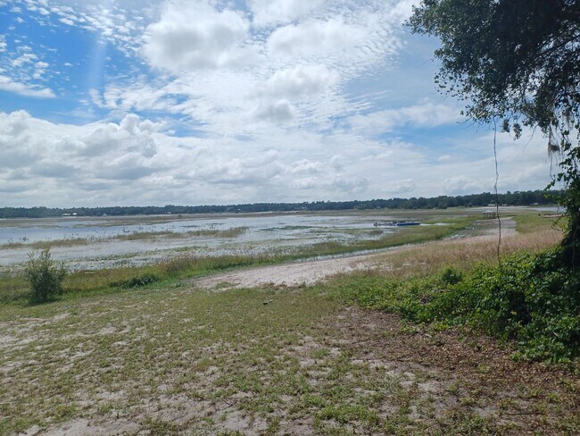 Building Photo - Beautiful 2 BR 1 BA Lakefront View Rental ...