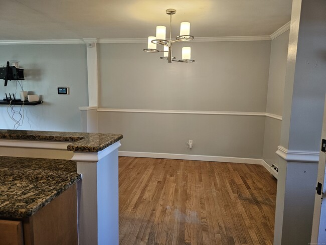 Building Photo - 222 Crest St