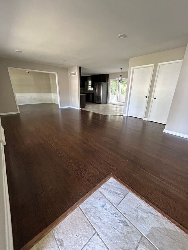 Building Photo - 5 bed 2 bath House in a quiet neighborhood