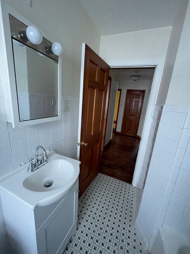 Building Photo - 2828 S 48th St