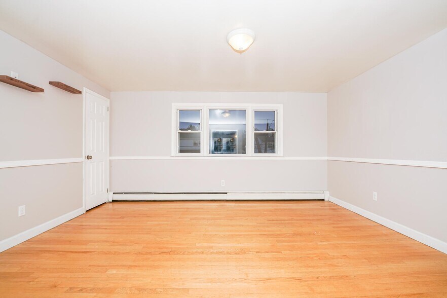 Living room - 142 Maple Ave