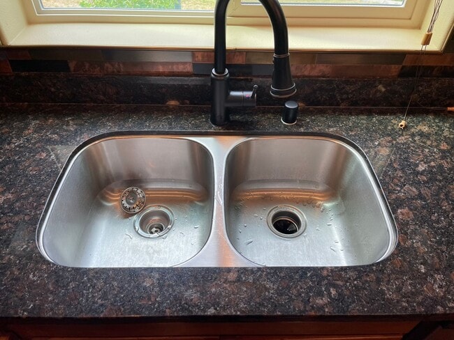 Building Photo - Beautiful 4 Bedroom in a small and exclusive neighborhood