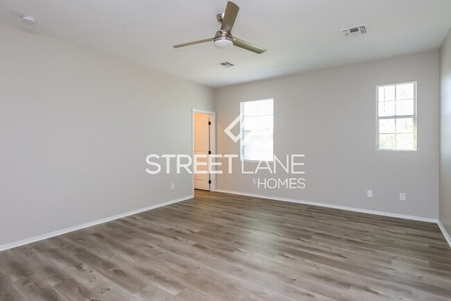 Building Photo - NOW OFFERING FIRST FULL MONTHS RENT FREE!