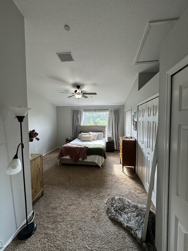 Building Photo - "Charming 2-Bed Home"