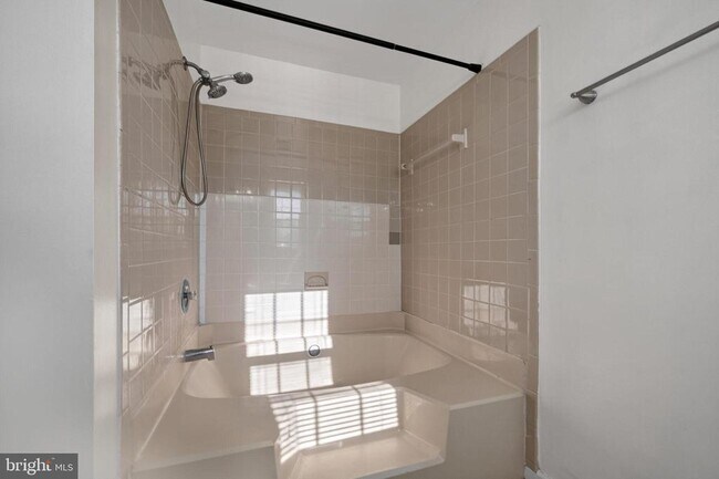 Building Photo - 8610 Beekman Pl
