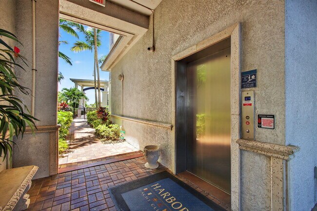 Building Photo - 275 NW Flagler Ave