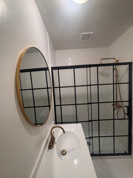 Building Photo - 3059 E 5th St