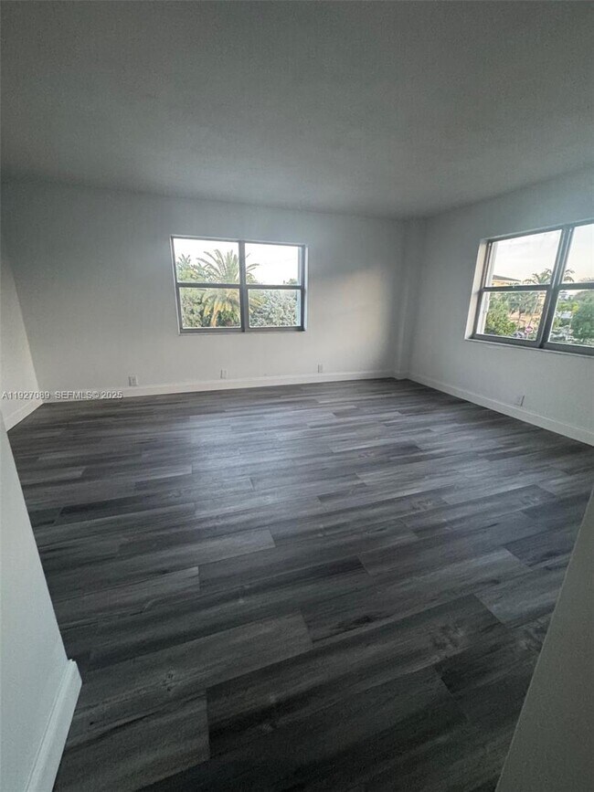 Building Photo - 1881 Middle River Dr