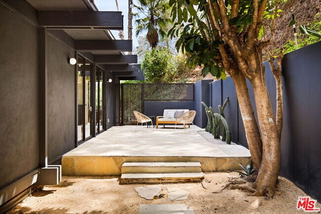 Building Photo - 5649 Valley Oak Dr