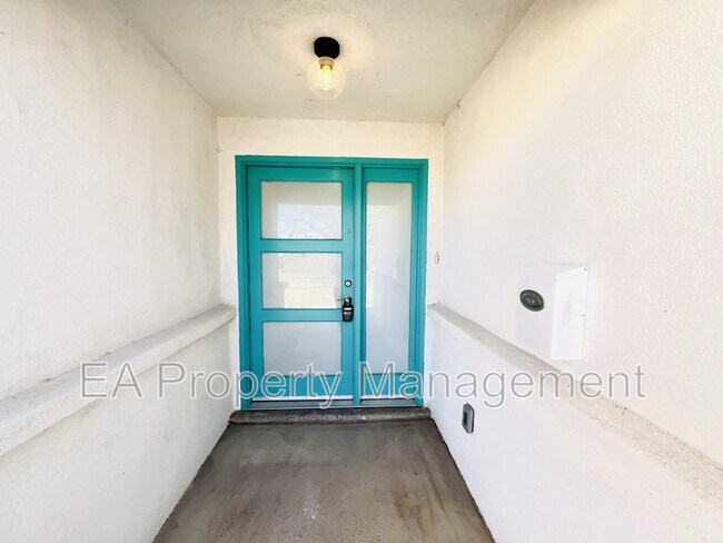 Building Photo - 1208 Alcazar St NE