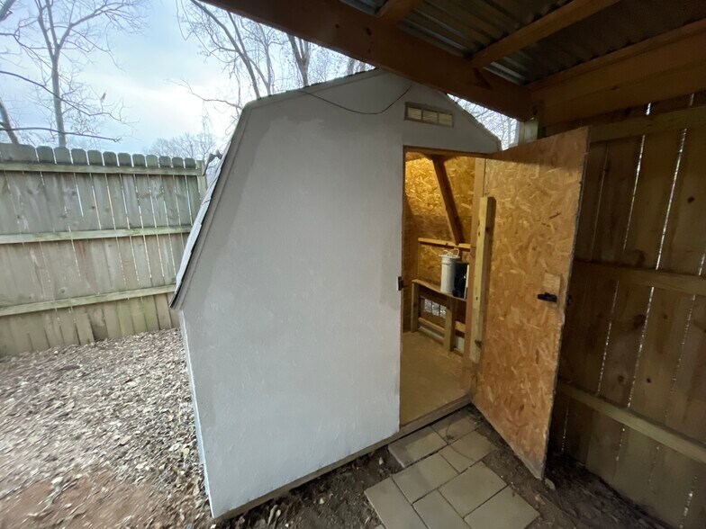 Building Photo - 129 Gordon Ter