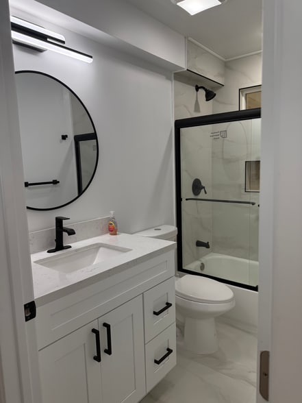 2nd level bathrrom - 4253 Raynol St