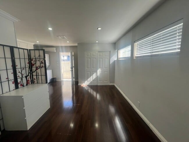 Building Photo - Charming Winnetka Studio (ADU)! Laundry In Unit!
