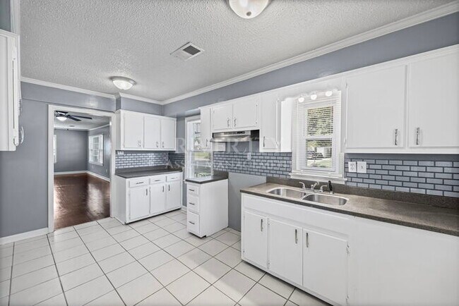 Building Photo - A MUST SEE, AMPLE SPACE HERE AND VERY MODERN !!!!! SECTION 8 WELCOMED