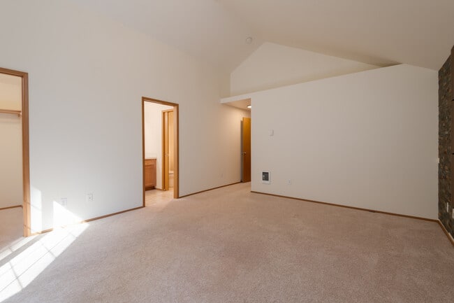 Building Photo - 2732 Hidden Springs Loop SE