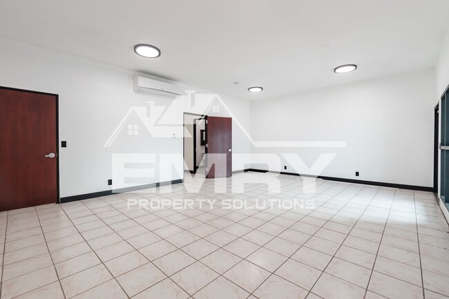 Building Photo - 942 S Gerhart Ave