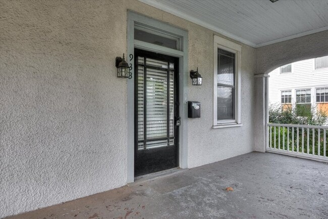 Building Photo - 933 Russell St