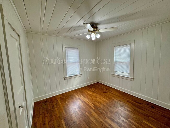 Building Photo - 235 Edgewood Dr