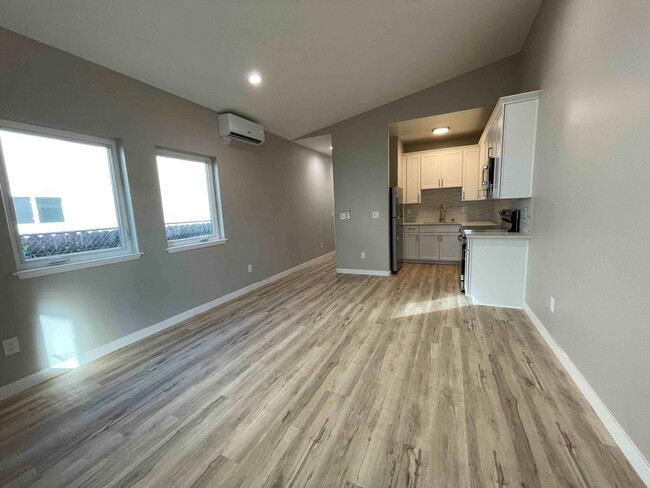 Building Photo - Stunning New Downtown 1 Bedroom