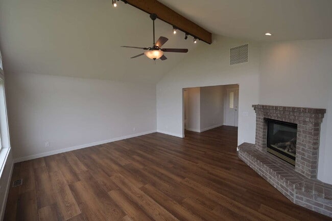 Building Photo - Newly renovated 3 bed 2 bath in a country ...