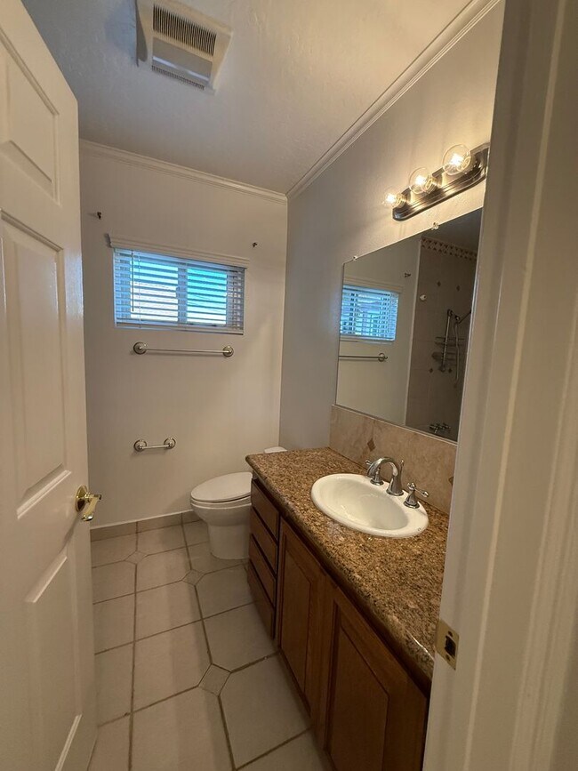 Building Photo - San Pedro 4 bedroom, 3 Bath Home with yard and Deck! Available NOW!