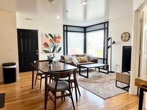 Building Photo - Pet friendly/ 2 queens/ walk to hospital/ ...