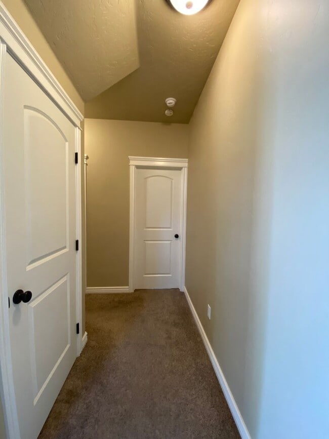 Building Photo - Lawn Care included!  4 bed 2.5 bath Neighb...