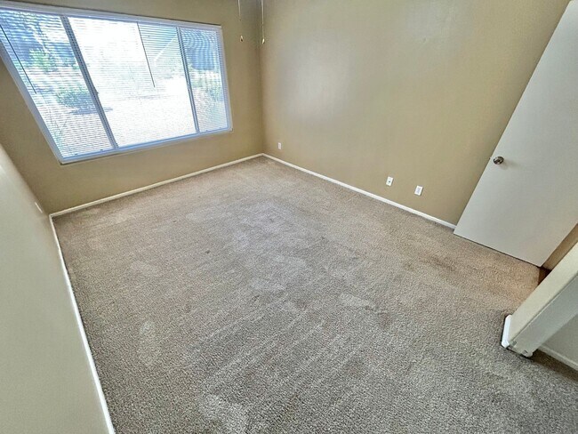 Building Photo - 1ST FLOOR CONDO UNIT 3 BEDROOM / 2.5 BATHROOMS LOCATED IN A GATED COMMUNITY!