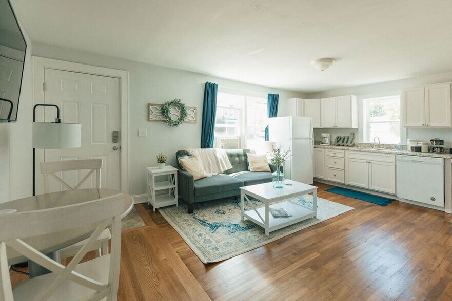 Building Photo - 905 Hill St