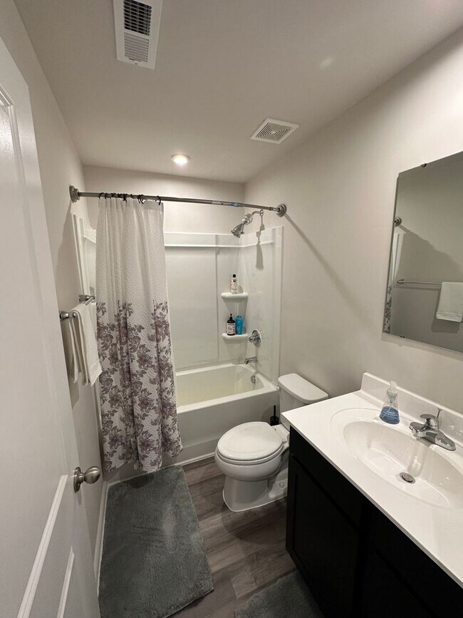 Building Photo - FULLY FURNISHED like-new Townhouse w/ Garage