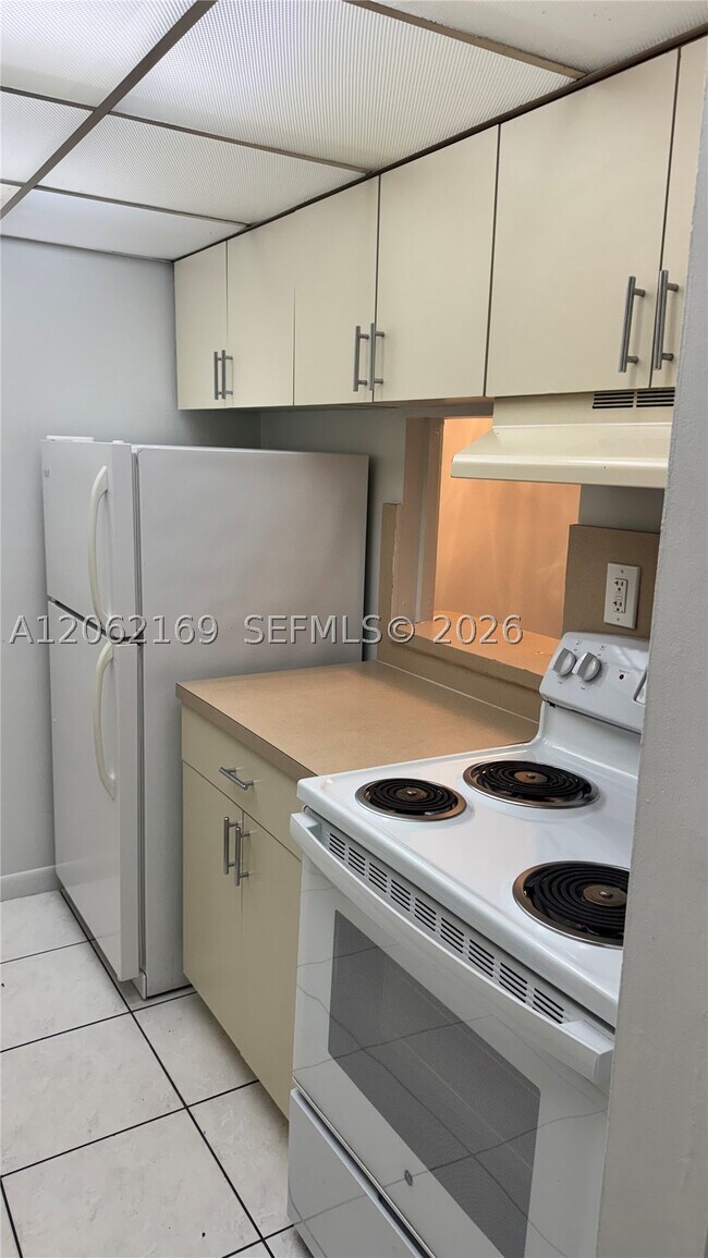 Building Photo - 14221 N Kendall Dr