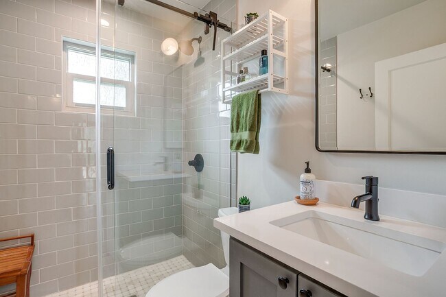 Building Photo - Pristine 2 Bed, 1 Bath Home for Rent in the Cultural District- 76107