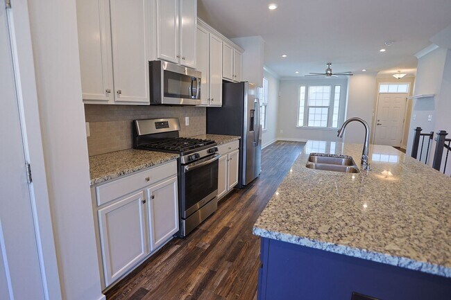 Building Photo - Welcome home to this move-in ready end uni...