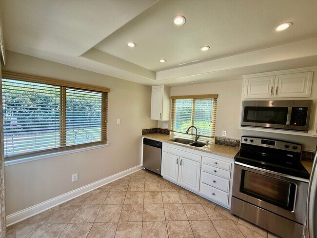 Building Photo - Updated Home in Leisure Village on the Perimeter