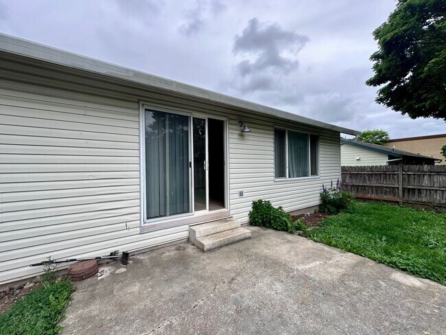 Building Photo - Adorable and Spacious!! Troutdale Duplex in Cul-de-sac!!