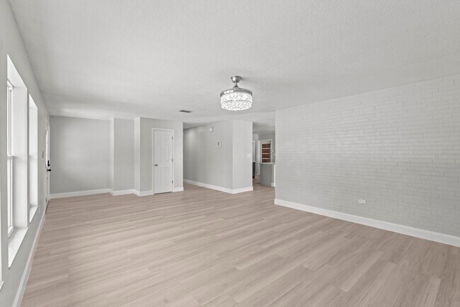 Building Photo - 534 E Del Monte Ave